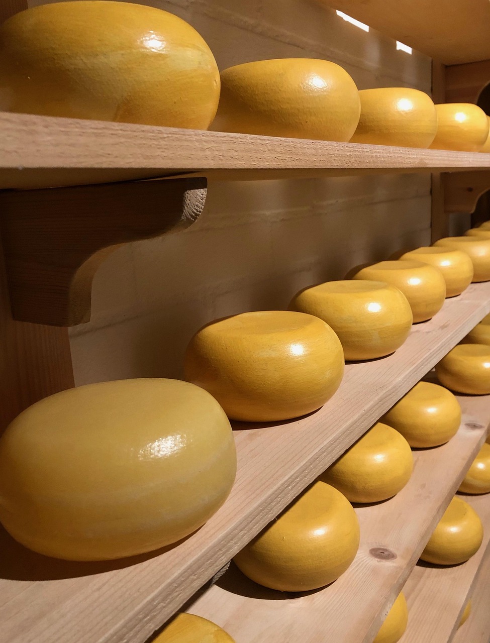 Read more about the article Gouda Cheese: Types, Origins, and How to Enjoy This Dutch Classic